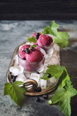 Frenk üzümü topları ve siyah arkaplanda böğürtlen 