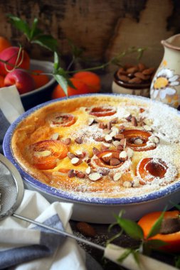 Bademli kayısı tomurcuğu (flan), krema şekeri sosu, Fransız mutfağı, köy usulü.