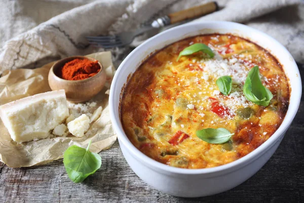 Cucina Francese Clafoutis Peperone Tricolore Gratin Con Parmigiano Terracotta Ceramica — Foto Stock