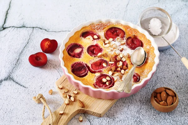 Clafoutis Aux Prunes Rouges Flan Aux Amandes Vinaigrette Sucre Glace Photos De Stock Libres De Droits