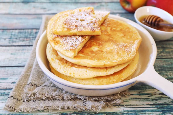 Französische Küche Matefaim Süße Apfelpfannkuchen Puderzucker Dressing Und Rote Äpfel — Stockfoto