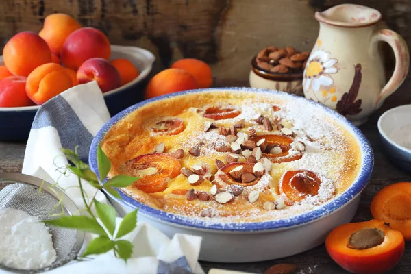 Bademli kayısı tomurcuğu (flan), krema şekeri sosu, Fransız mutfağı, köy usulü.