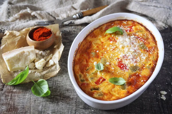 Cucina Francese Clafoutis Peperone Tricolore Gratin Con Parmigiano Terracotta Ceramica — Foto Stock