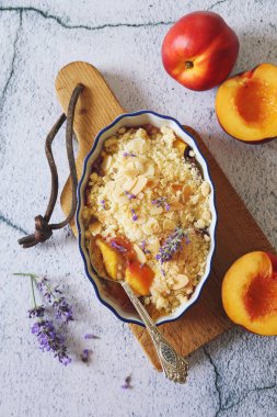 Yaz tatlısı. Taze şeftali parçacıkları, badem yaprakları ve lavanta, üst manzara.