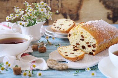 Yaz tatlısı. Kuru üzümlü kek ve iki fincan çay, köy usulü.