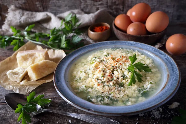 İtalyan mutfağı. Stracciatella çorbası: maydanoz, yumurta, zeytinyağı ve parmesan peyniri. Kırsal biçim