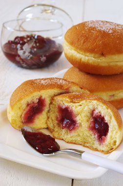 Tatlı Kahvaltı: Ahududu reçelli çörek