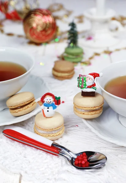 Christmas tea party with macarons, sweet meringue-based — Stock Photo, Image