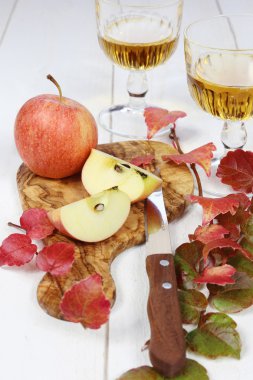 Elma suyu, elma ve sonbahar yaprakları 