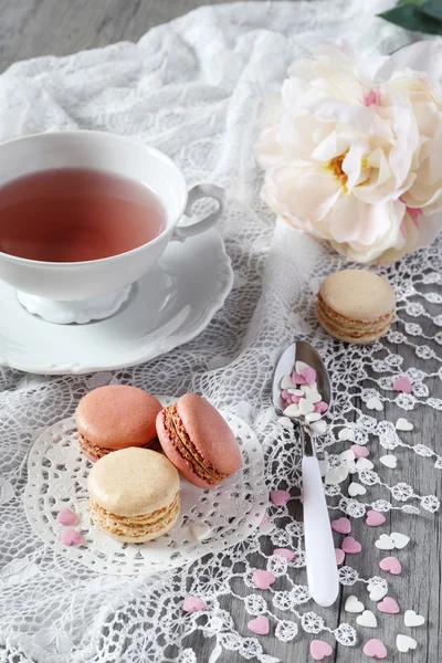 Valentine's Day: Romantic tea drinking with macaroons — Stock Photo, Image