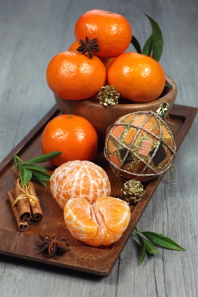 Humeur de Noël : Mandarines dans une décoration de vacances — Photo