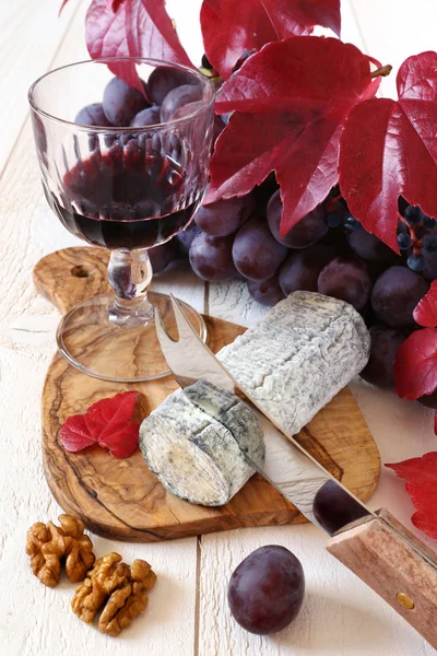Французский голубой сыр, грецкие орехи, виноград и бокал вина — стоковое фото