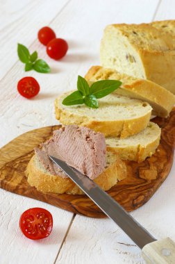 Aperatif: Fransız Mısır ekmeği, ezme ve üç domates