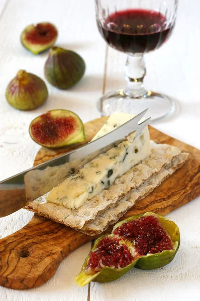 Французский голубой сыр, красное вино и спелые инжиры — стоковое фото