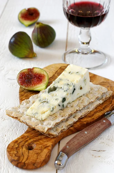 Queso azul francés, vino tinto e higos maduros — Foto de Stock