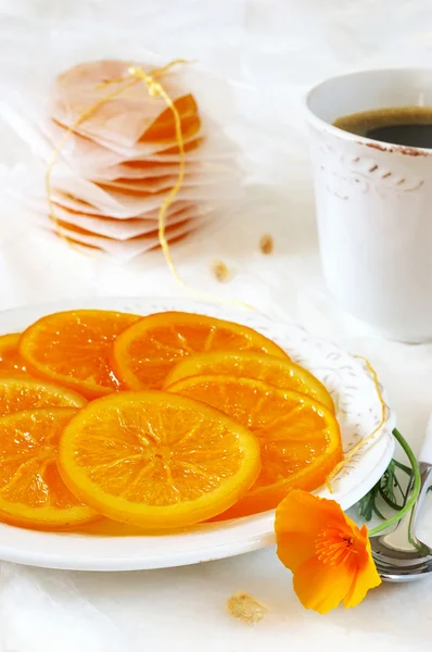 Ζαχαρωμένα φρούτα: φέτες πορτοκαλιών και καφέ — Φωτογραφία Αρχείου