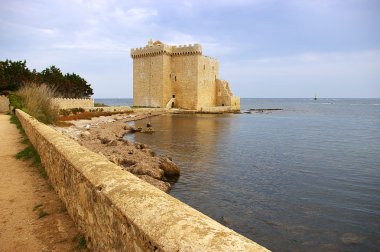 Fransız Rivierası, Lerins Adaları: abbe müstahkem Manastırı