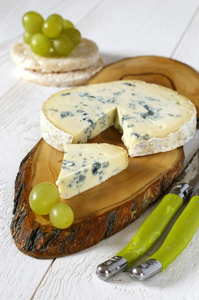 Queso azul y uvas verdes — Foto de Stock