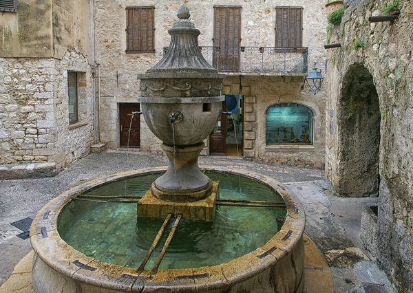 Французская Ривьера, деревня Сен-Поль-де-Ванс, средневековый фонтан — стоковое фото