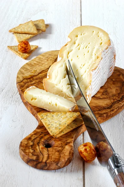 Francouzský měkký pikantní sýr z kravského mléka na sekání Rady olivový — Stock fotografie
