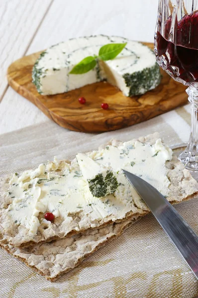 Pan crujiente y queso francés con copa de vino tinto — Foto de Stock