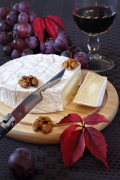 Francouzské sýry Coulommiers, hrozny, podzimní listí a sklenici re — Stock fotografie