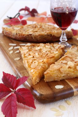 Elmalı tart, renkli yaprakları ve bir bardağı 