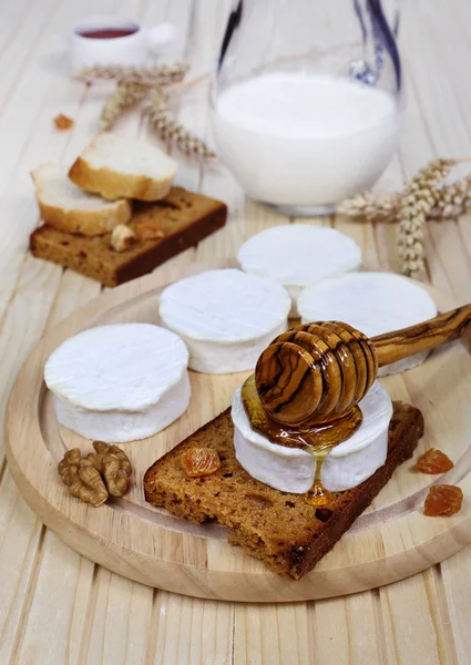 Shavuot: milk, soft cheese and honey — Stock Photo, Image