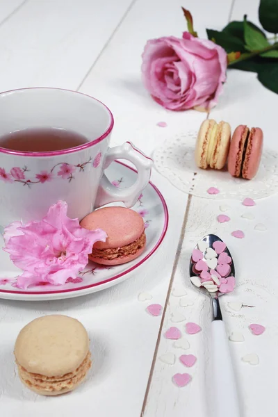 Valentine's Day: Romantic tea drinking with macaroon — Stock Photo, Image