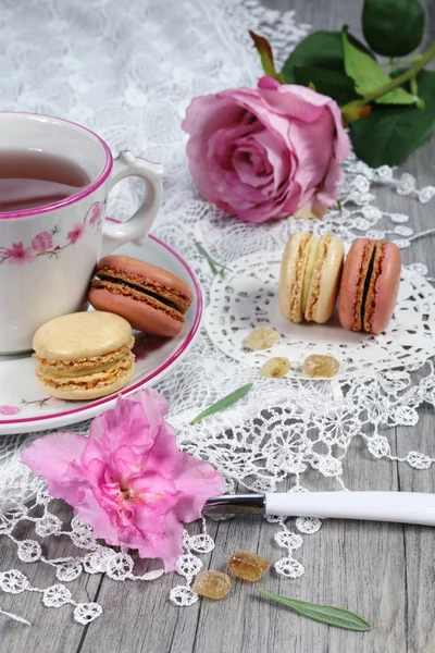 Valentine's Day: Romantic tea drinking with macaroon and hearts — Stock Photo, Image