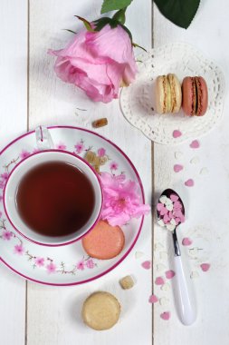Sevgililer günü: romantik çay içme acıbadem kurabiyesi ve kalpleri ile 