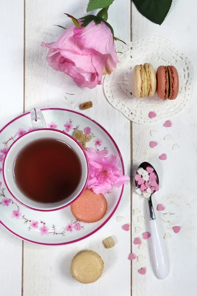 Valentine's Day: Romantic tea drinking with macaroon and hearts — Stock Photo, Image