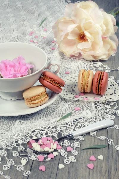 Valentine's Day: Romantic tea drinking with macaroon and hearts — Stock Photo, Image