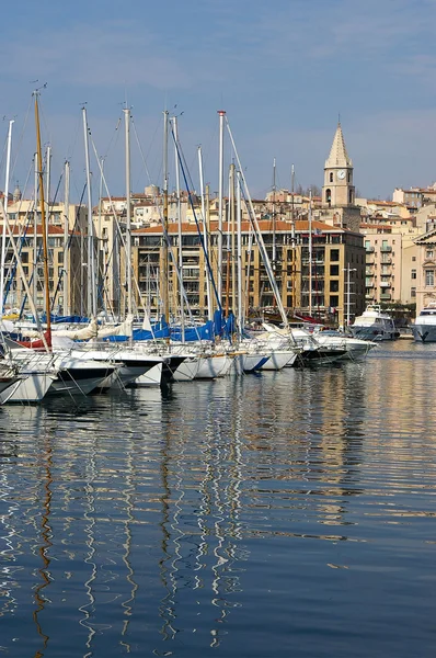Francie, Marseille: odrazy stožáry do starého přístavu — Stock fotografie