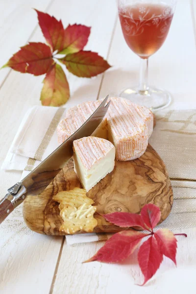 秋の組成: 紅葉、フランス産チーズとワイングラス — ストック写真