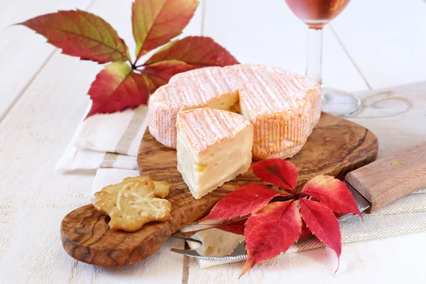 Composizione autunnale: foglie rosse, formaggi francesi e bicchieri da vino — Foto Stock