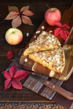 Elmalı turta, renkli bir eski ahşap yüzeye bırakır