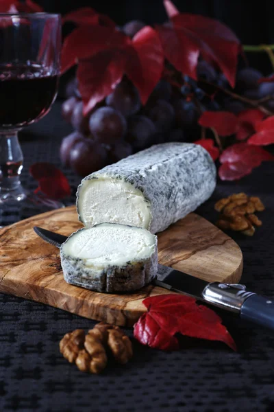 Formaggio blu francese, uva rossa, foglie scarlatte, Formaggio ammuffito e — Foto Stock