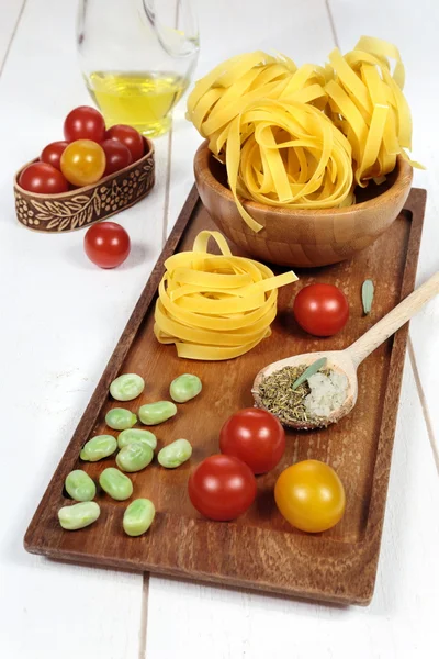 Ingredients Italian cuisine: pasta, tomatoes and olive oil — Stock Photo, Image