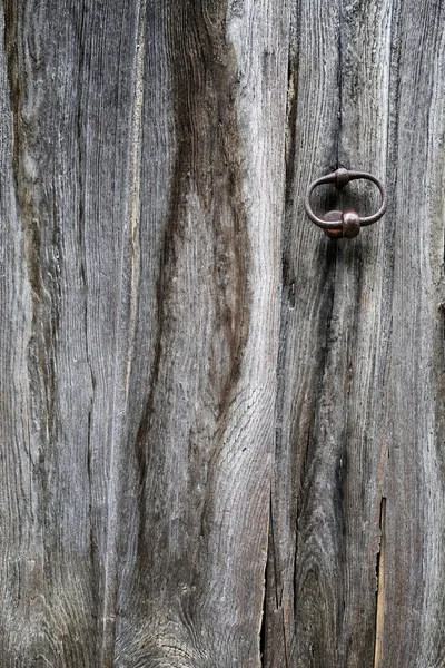 Frammento di una vecchia porta in legno con elementi hardware — Foto Stock