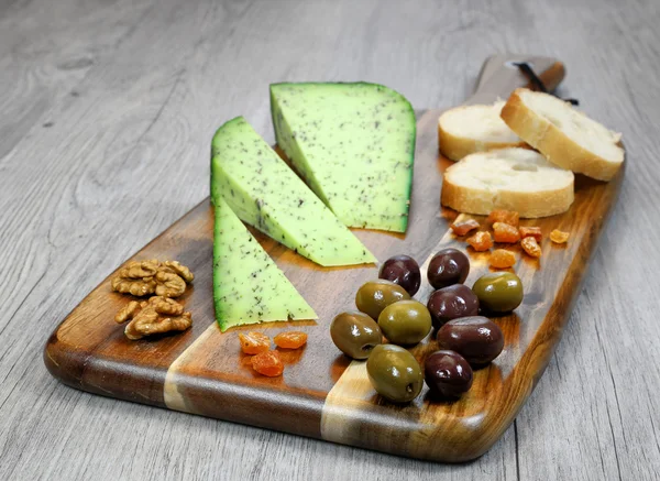 Kaas plaat: Frans solide kaas en olijven Provençaalse — Stockfoto