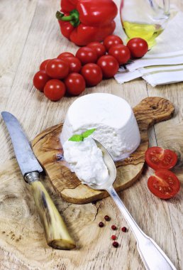 Ricotta peyniri ve domates 