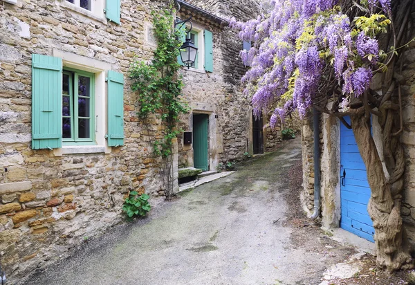 Dorf der Provence: Kaskadierende violette Glyzinien — Stockfoto