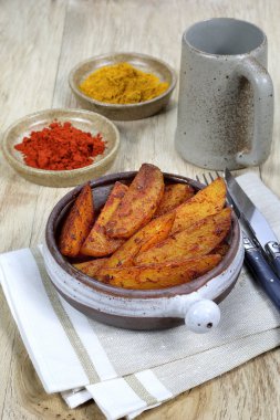 Baharat ve seramik bira bardağı patates kızartma