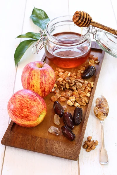 Pommes, noix, fruits secs et miel Photo De Stock