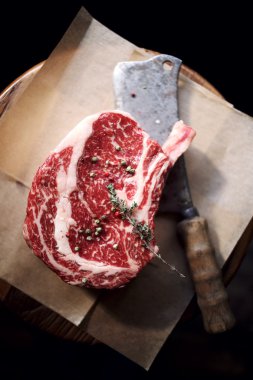 Ham taze mermer sığır eti ve kasap bıçağı