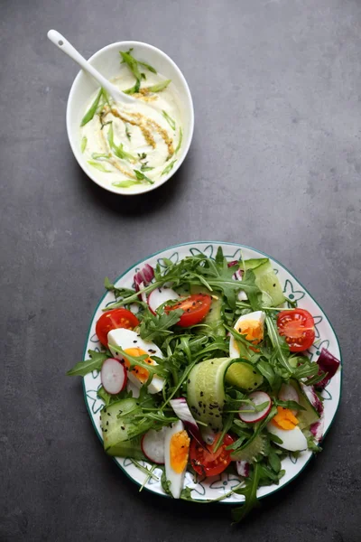 Овочевий салат з домашньою заправкою — стокове фото