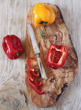 Zeytin ahşap tahta üzerinde kırmızı ve sarı biber