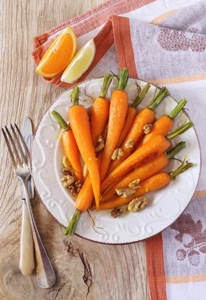 Застекленная свежая морковь — стоковое фото