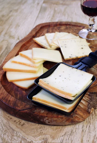 Queso Raclette y vino — Foto de Stock